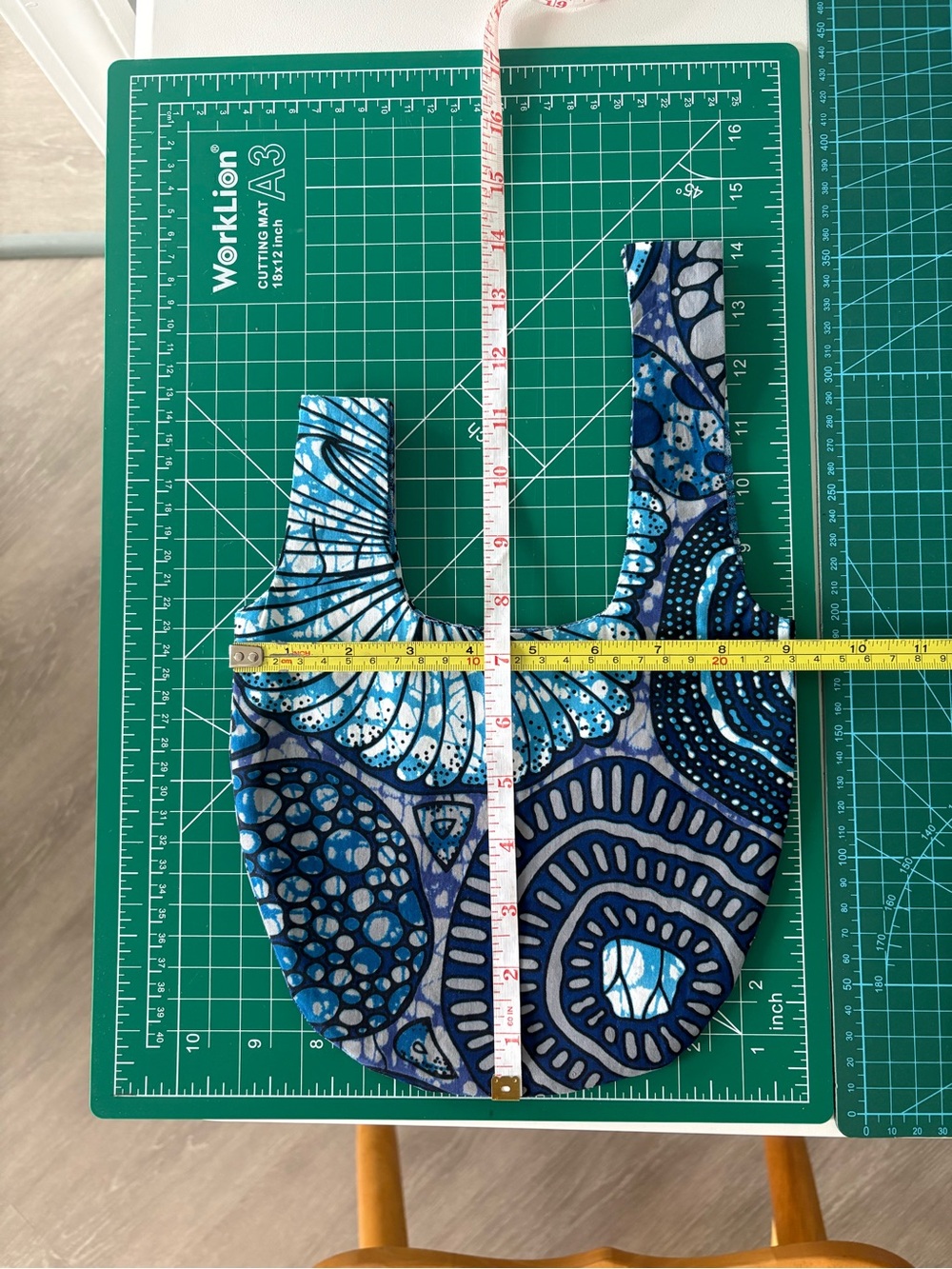 Reversible Blue Geometric Patterned Wristlet Knot Bag with Matching Card Holder - Picture 3 of 7